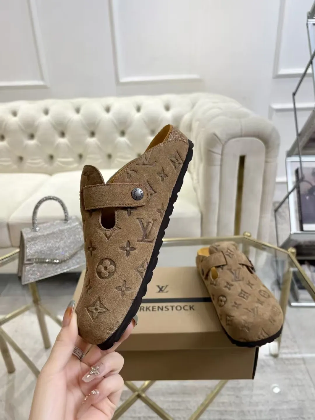 Women's p560 Men's p580 ✨ LV couple's toe-cap slippers | Full of high-end feel, you can walk with wind! ✨ This pair of LV classic toe-cap slippers is simply a "walking grass-planting machine"! Original three-dimensional embossed cowhide + cowhide fabric, the texture is high-end at first glance, and you will become a rich daughter/son in seconds ~💅 🌟 Why must you join TA? ✔️ Original embossed cowhide - clear texture but not cheap, classic presbyopia yyds ✔️ Belt buckle + metal logo - ecstatic control of details, exquisite to the heel! ✔️ Sheepskin lining + cushioned footbed - it feels like stepping on clouds ☁️, and you won’t feel tired when you go shopping~ ✔️ Non-slip rubber sole - walking is as stable as a mountain, and you are not afraid of slipping on rainy days!  👫 The best outfit for couples: Whether it’s shorts, T-shirts👕 or long skirts and suits👗, pairing these shoes with each other will immediately create a lazy and high-end atmosphere! Everyday outings/vacations, no matter what you shoot, it will look like a blockbuster📸🔥 The texture and foot feel that only the higher version can have, it is not a hit or a hit! Heartbeat is not as good as action. True love is true when both pairs are in pairs~💖 #LVcoupleslippers #高色综合 #好看不狠的 Feet #couples’ must-have
